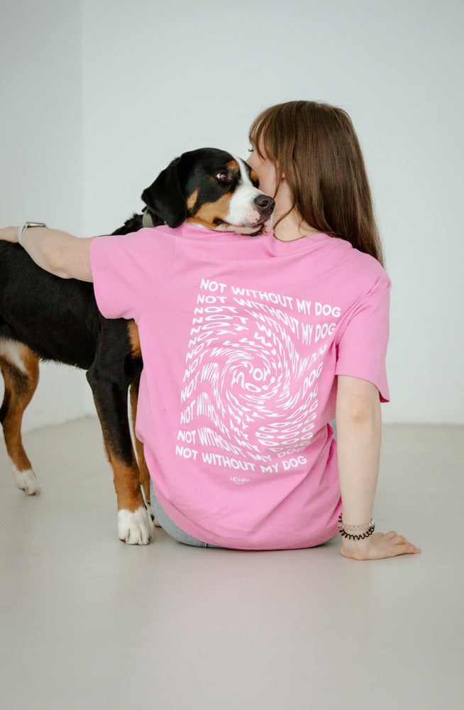 Hejnika Shop Unisex rosa T-Shirt Not without my dog backprint