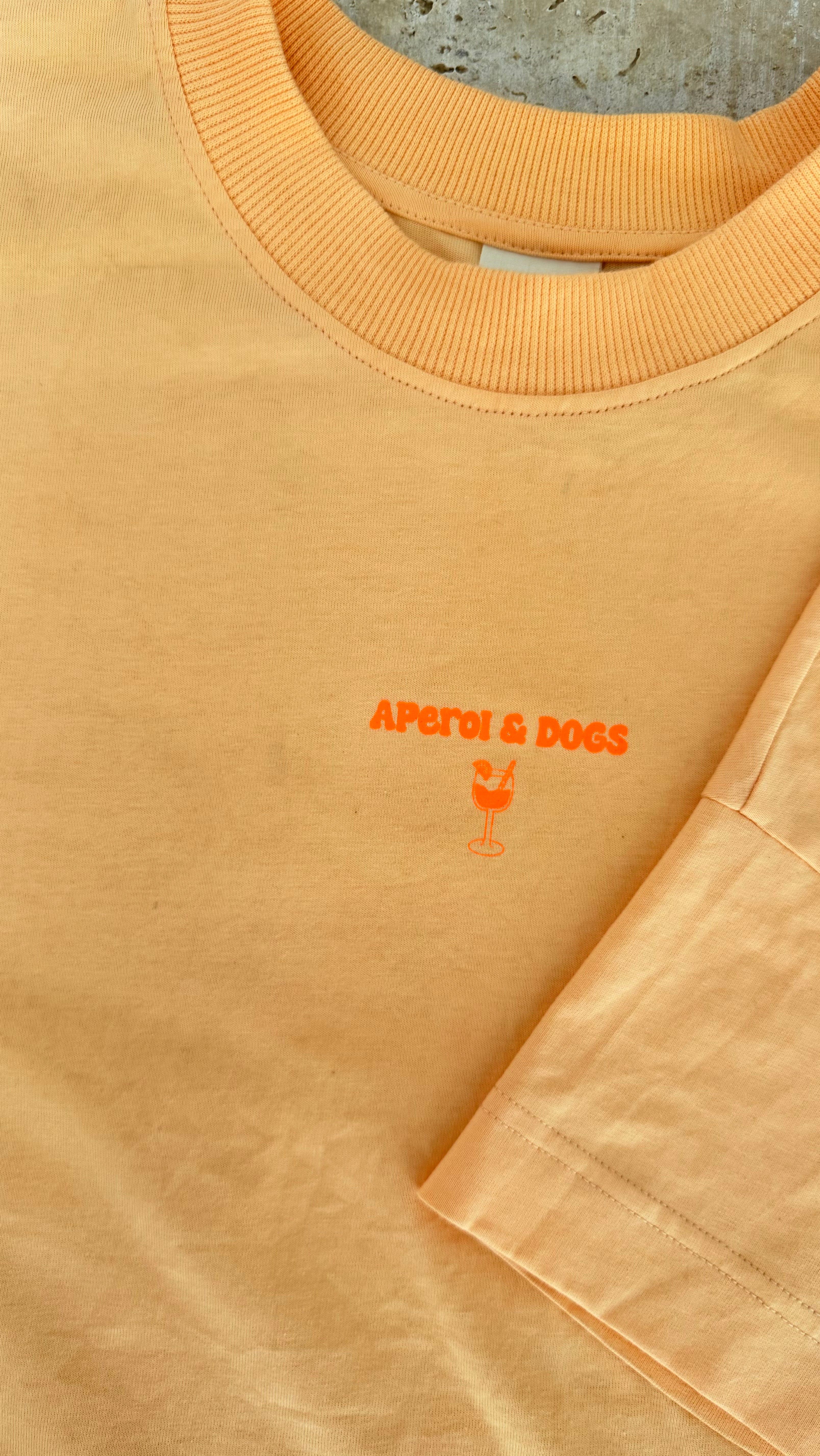 Bio-Baumwoll T-Shirt "Aperol & Dogs" Peach Fuzz