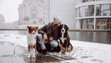 Ein Foto der Gründerin von Hej Nika mit ihren Hunden Nika und Zoe